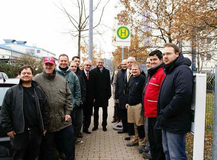Landrat Dr. Christoph Schnaudigel (Bildmitte), Landtagsabgeordneter Werner Raab (Bildmitte links) und Oberbürgermeister Johannes Arnold (Bildmitte rechts) mit Vertretern und Mitarbeitern der Firma Arbeit für Menschen mit Behinderung AfB green & social IT